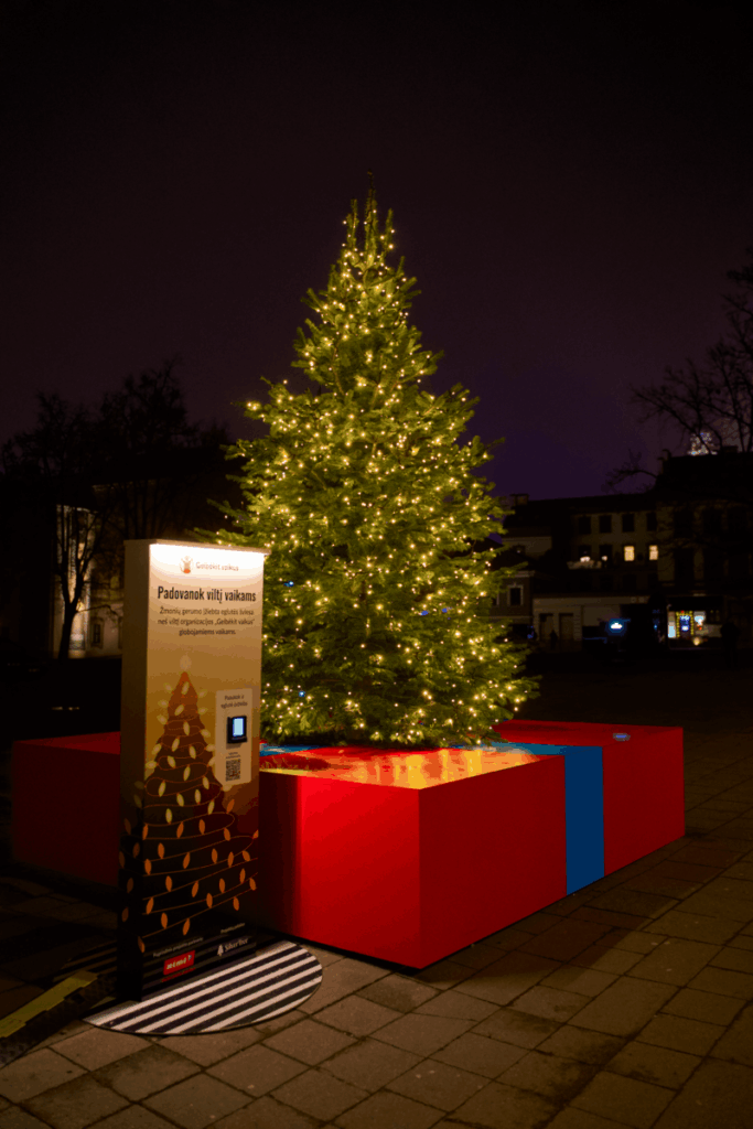 Nestandartinio aukščio kėnis lauke naktį, 400 cm